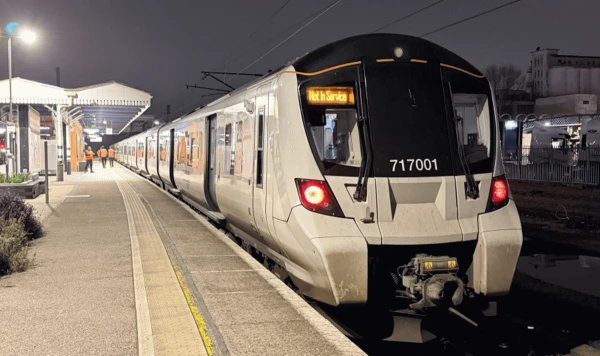 С такой поддержкой поезду заблудиться невозможно.