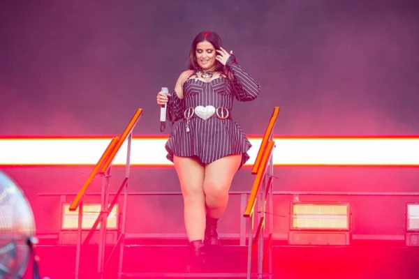 Nelly Furtado: Bold Appearance in a Red Corset — The Singer No Longer Justifies Her Figure