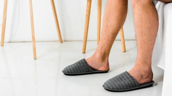 Physiotherapist advised elderly people to give up wearing house slippers