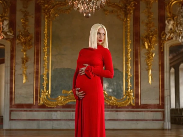 Samanta Tīna announced her pregnancy on her birthday