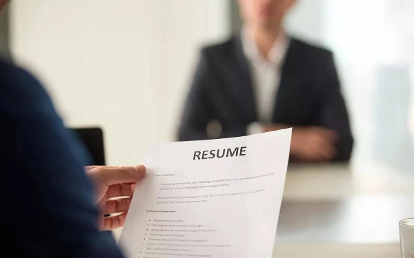 How to Update Your Resume After 50 and Be Competitive in 2026: Practical Tips