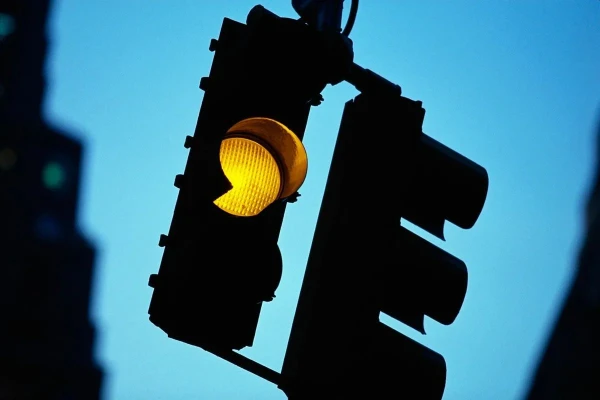 Why Drivers Speed Up at Yellow Lights: An Explanation of Psychology