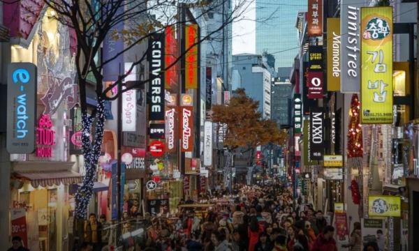 Пока что на торговых улицах Сеула вполне оживленно.