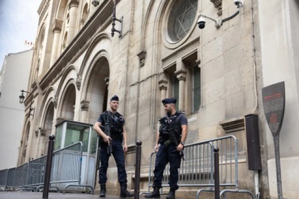 Французская полиция охраняет культовый объект иудаизма.