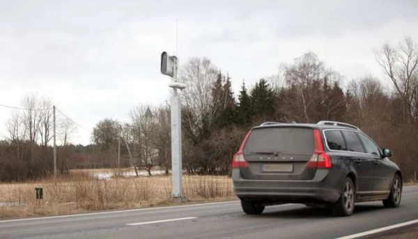 New stationary video cameras have appeared on the roads next to photo radars. What do they record?