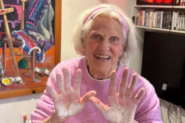 90-Year-Old Woman Sets World Record for Hanging on a Bar