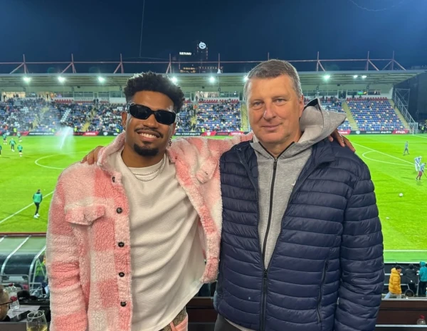 Фелипе Габриэль Ксавьер с экс-президентом Латвии Раймондом Вейонисом на стадионе "Сконто". Фото: instagram.com/felipegabrieldsx