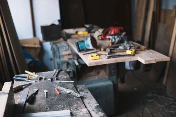 “Left the belongings and left...”: Riga residents do not know what to do with someone else's property in their basement