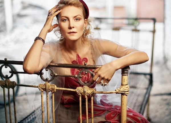 “Timeless”: Renata Litvinova Stunned in an Ultra-Fitted Jumpsuit