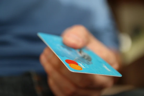 More and more residents are switching to card and smartphone payments