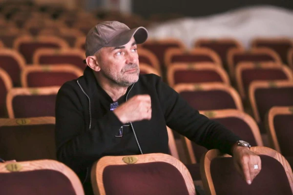 Director Golomazov left the Chekhov Theater due to insufficient language knowledge