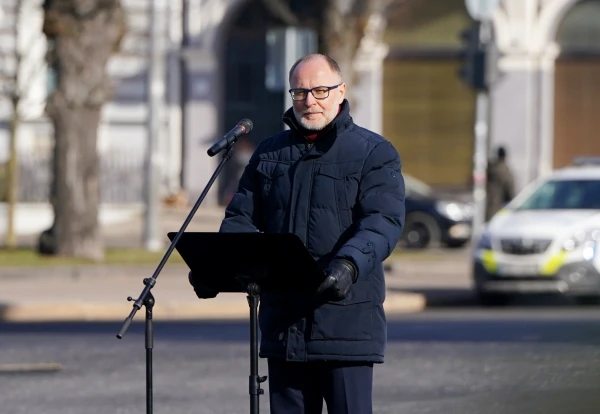Бывший политолог Спрудс несет бремя руководителя военного ведомства.