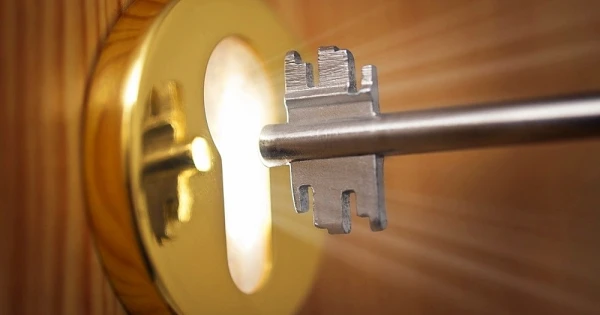 Urgently Remove the Key! Why Leaving a Key in the Lock Overnight is Not a Protection, but a Gift for Thieves