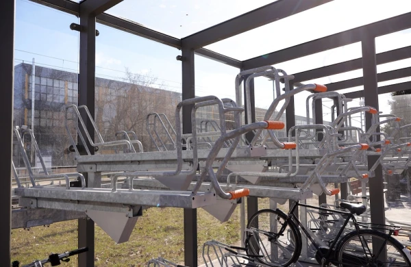 300,000 euros for the 'inconvenience'? Cyclists criticize new two-level bike racks