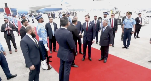 Vance Arrives in Islamabad for Talks with Iran