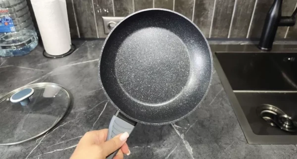 No Aggressive Chemicals and Scratches: Just Toss Regular Tea into the Pan and Forget About Cleaning