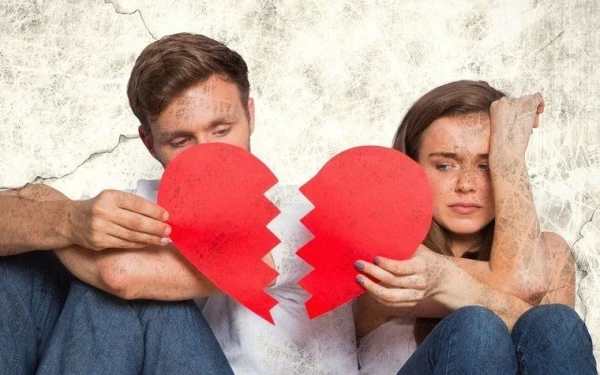 When He Is Near, but the Heart Has Grown Cold: 3 Alarming Signs of Fading Love