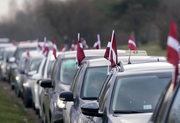 "We Are Not Slaves": Hundreds of Taxi Drivers Protest in Riga (photos)
