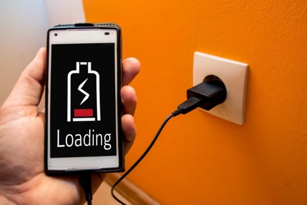 The smartphone charger is radiating heat: when to sound the alarm and when to relax? Find out what to check immediately!