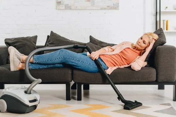 Household Labor After Office Hours Turns Out to Be a Health Risk Factor for Women