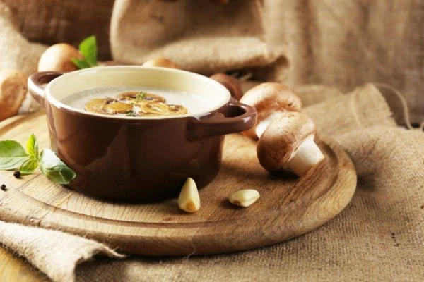 Does an onion darken in broth in the presence of poisonous mushrooms?