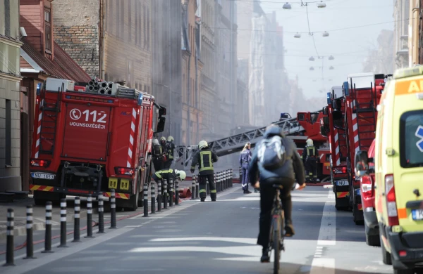 High-Risk Fire: 30 Firefighters Extinguish a House on Bruņinieku Street in Riga