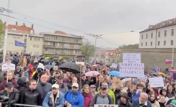 Thousands of people in Slovakia protested against the plan to abolish voting by mail from abroad