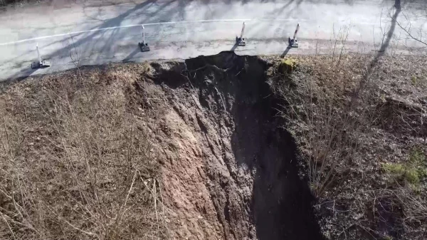 Dangerous landslide in Talsi region; road services have not addressed the consequences for months