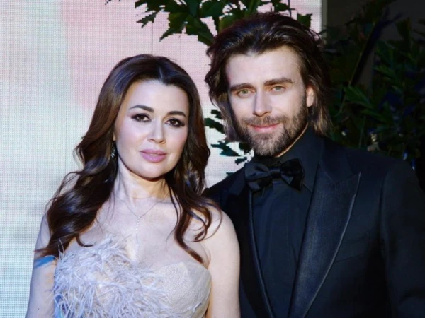 A Tender Glance from the Past: An Archive Photo of Zavorotnyuk and Chernyshev Touched Fans