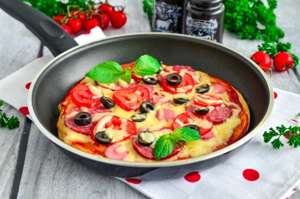 Pizza in 10 Minutes on a Skillet: Your Culinary Express Masterpiece!