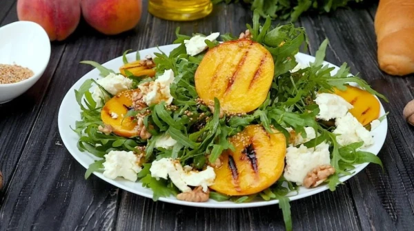 Arugula Salad with Peaches and Parmesan – The Perfect Choice for Any Occasion