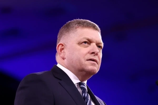 Slovak Prime Minister Robert Fico announced that Latvia and Lithuania refused to allow his plane to fly to Moscow on May 9