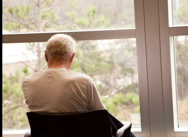 A 56-Year-Old Man Diagnosed with Dementia: His Wife Reveals the Symptoms They Missed