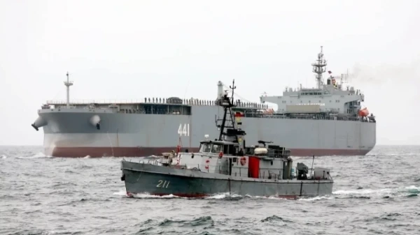 Bold Breakthrough: Iranian Ships Overcame the U.S. Blockade in the Strait of Hormuz