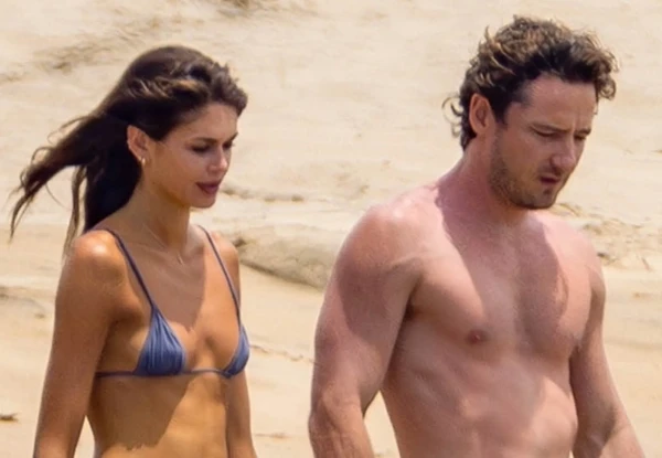 Kaia Gerber, daughter of Cindy Crawford, spotted in a stunning micro bikini on vacation with boyfriend