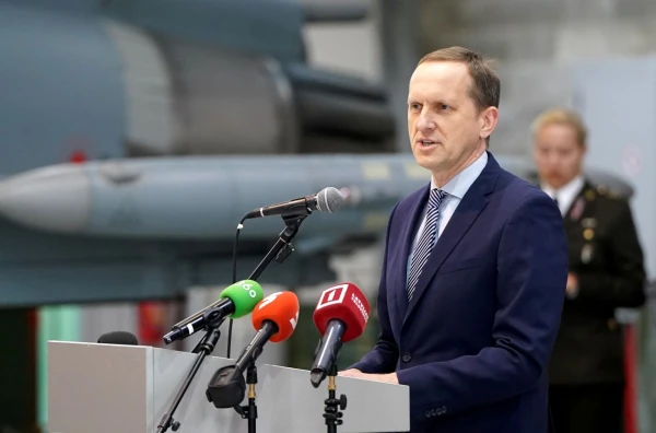 The Secretary of State for Defense decided to 'not continue working under such circumstances'