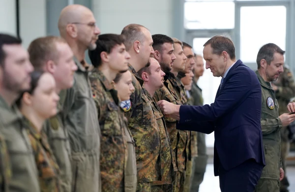 Айварс Пуриньш (в черном костюме) раздает награды героям.