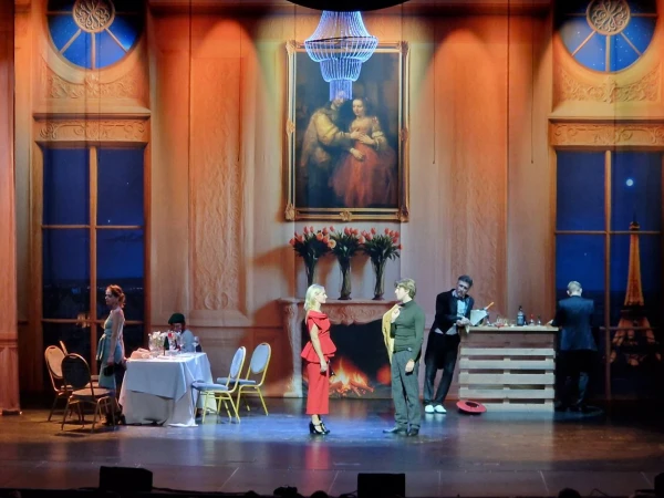 The audience is invited to the play 'Banquet in Paris'