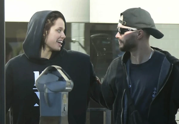 Shiloh, the daughter of Pitt and Jolie, spotted in tender embraces: rumors of a new romance