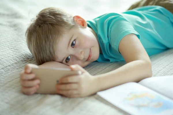 Smartphones and TVs Slow Down Speech Development and Reduce Children's Vocabulary