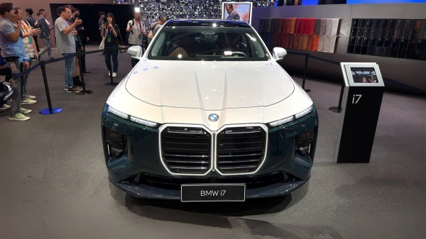 Updated BMW i7: Beijing Debut Full of Luxury and Controversies
