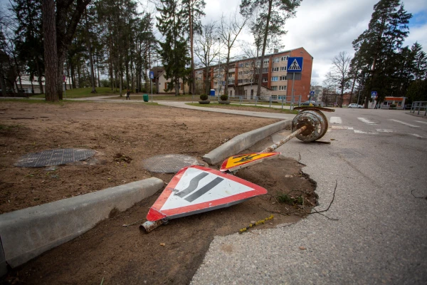 Wind gusts tear down shields and road signs. Where has the storm raged the hardest in Latvia?
