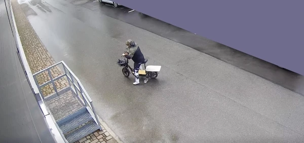 In such a hurry that she lost a "slipper": police ask to identify the woman in the video who crashed into a car and drove away