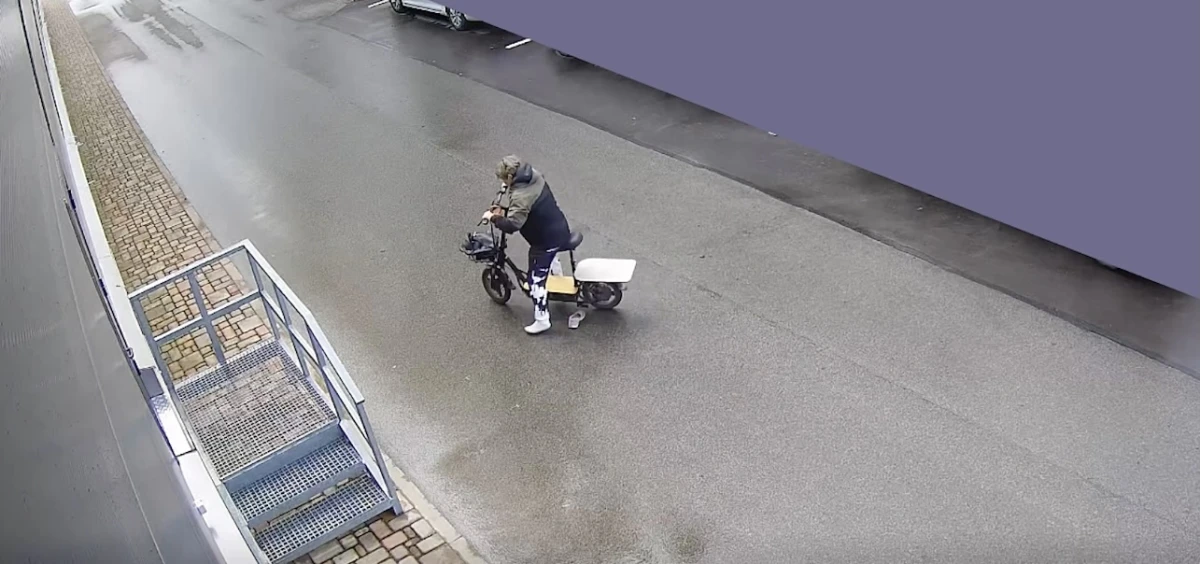 In such a hurry that she lost a "slipper": police ask to identify the woman in the video who crashed into a car and drove away