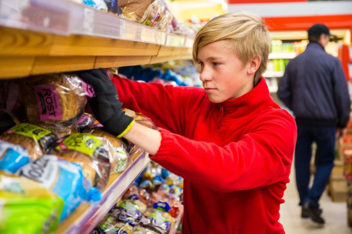 Put down the textbook, pick up the shovel: Latvian schoolchildren will be offered summer jobs