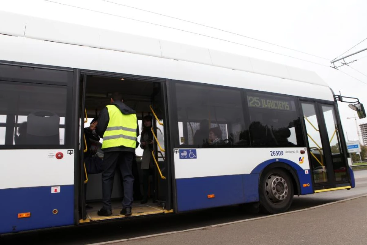 Why do Rīgas satiksme inspectors become 'feral' at the end of the month? Passengers complain about their aggressiveness