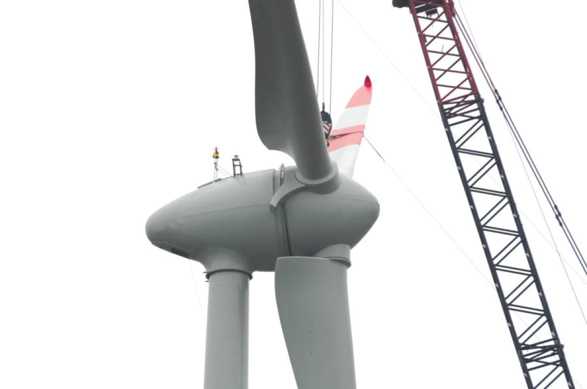 The length of road trains is 90 meters, height — 5.6 meters - a unique operation for transporting wind turbines will last two months