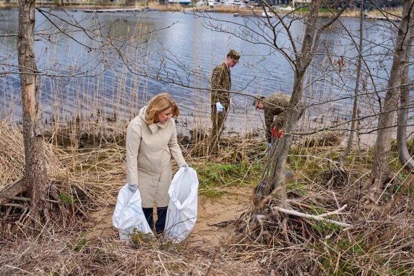 Did Latvian Prime Minister Evika Silina overexert herself during the community cleanup? How many kg can Latvian women lift during a workday?