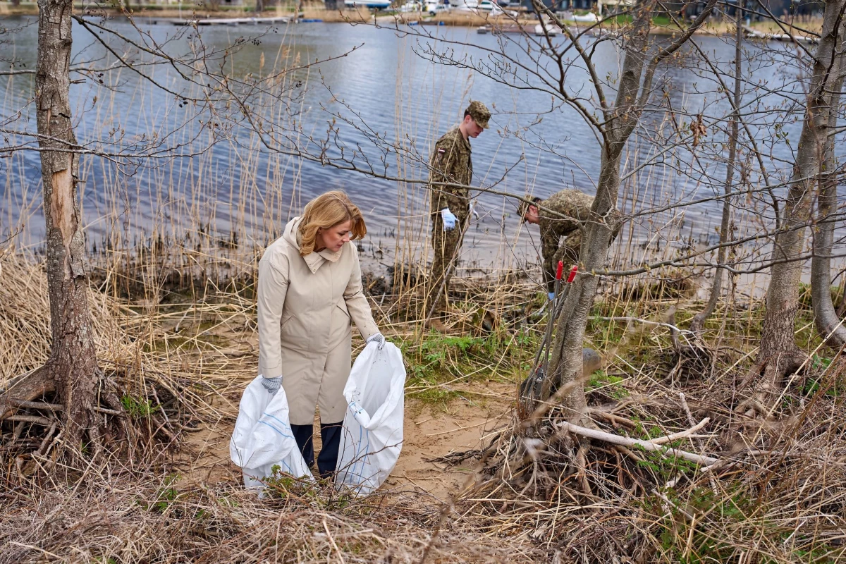 Did Latvian Prime Minister Evika Silina overexert herself during the community cleanup? How many kg can Latvian women lift during a workday?
