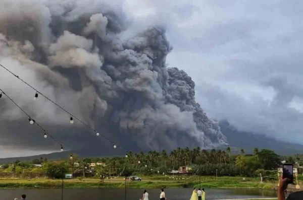 The Mayon Volcano Erupts in the Philippines